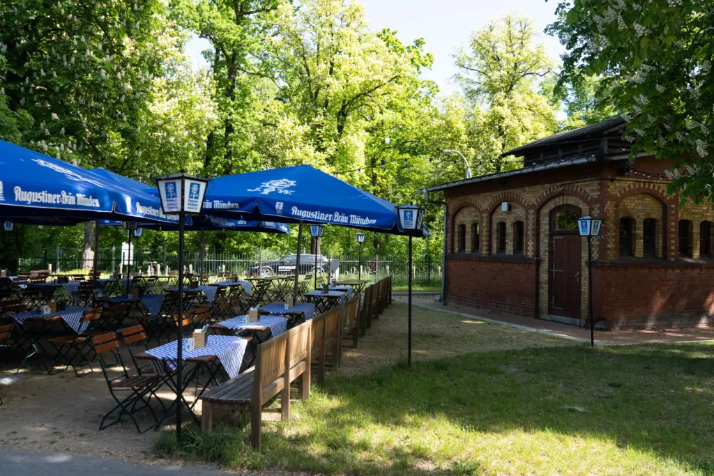 Biergarten mit Pavillon und Sitzplätzen am Bürgerbahnhof Potsdam.