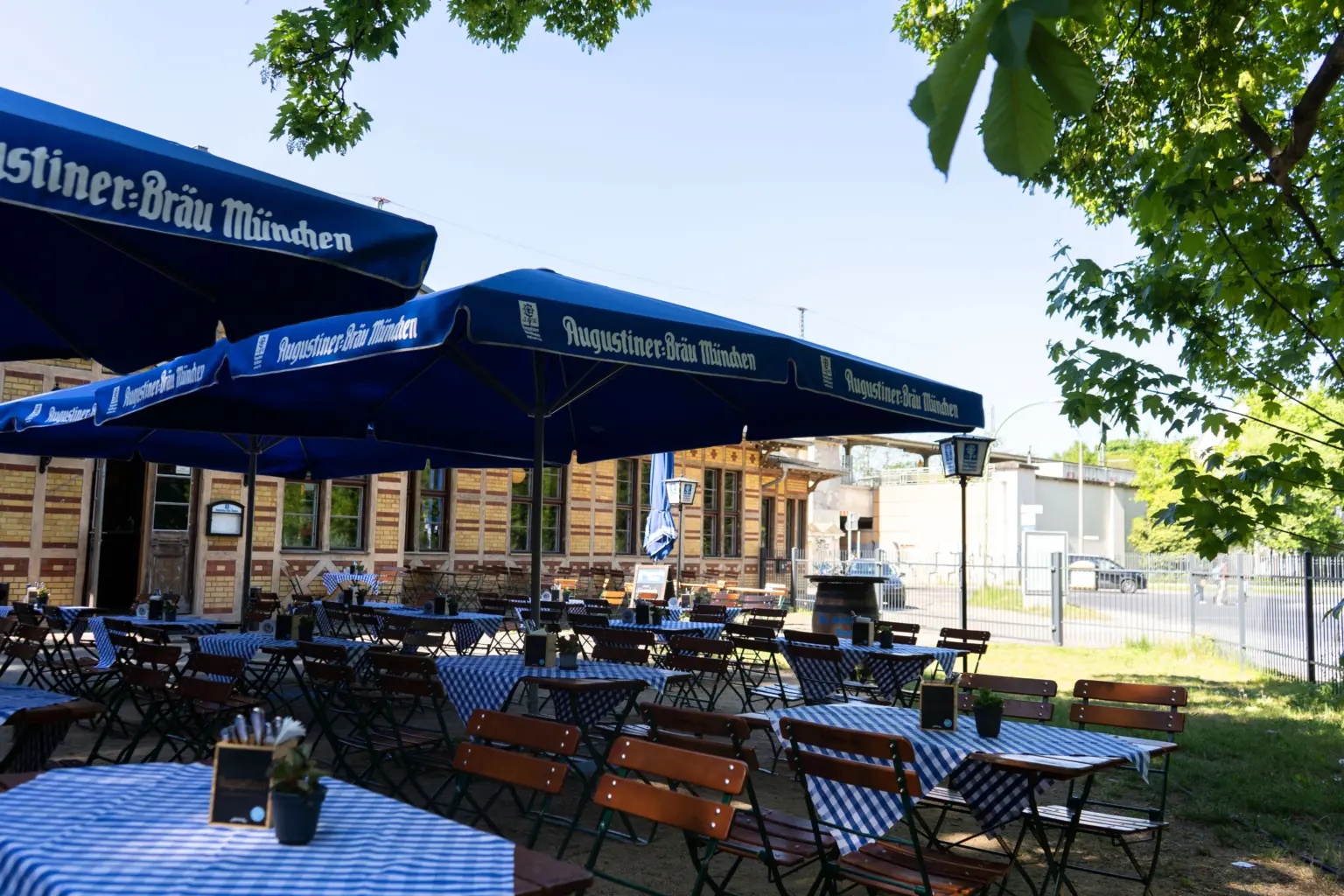 Biergarten mit Blick zur Straße vor dem Bürgerbahnhof.
