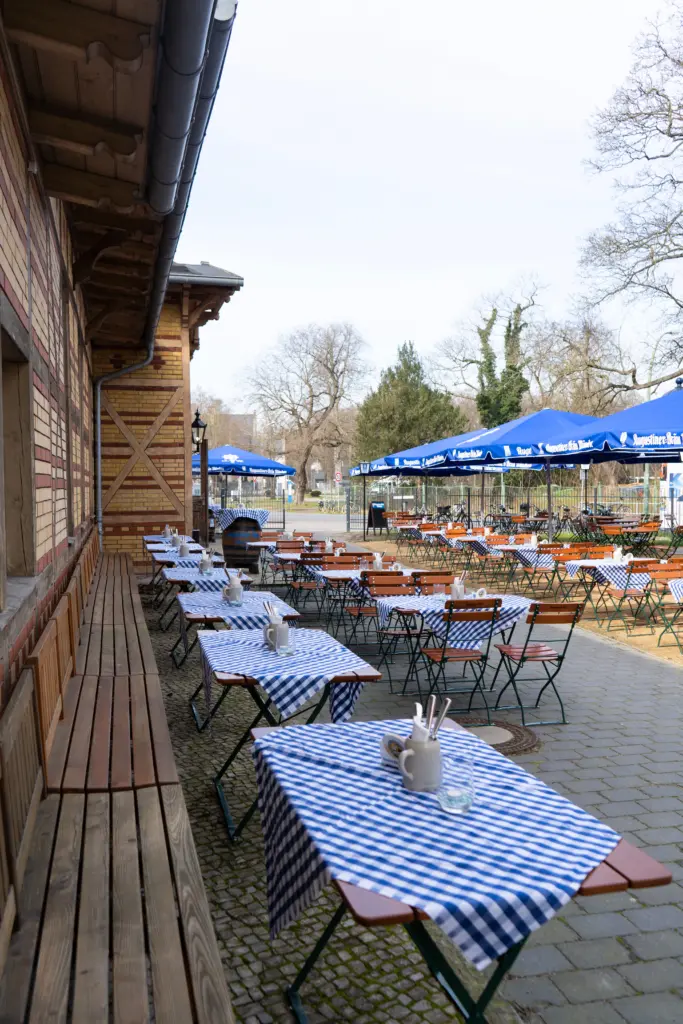 Biergartentische vor der Fassade des Bürgerbahnhofs.