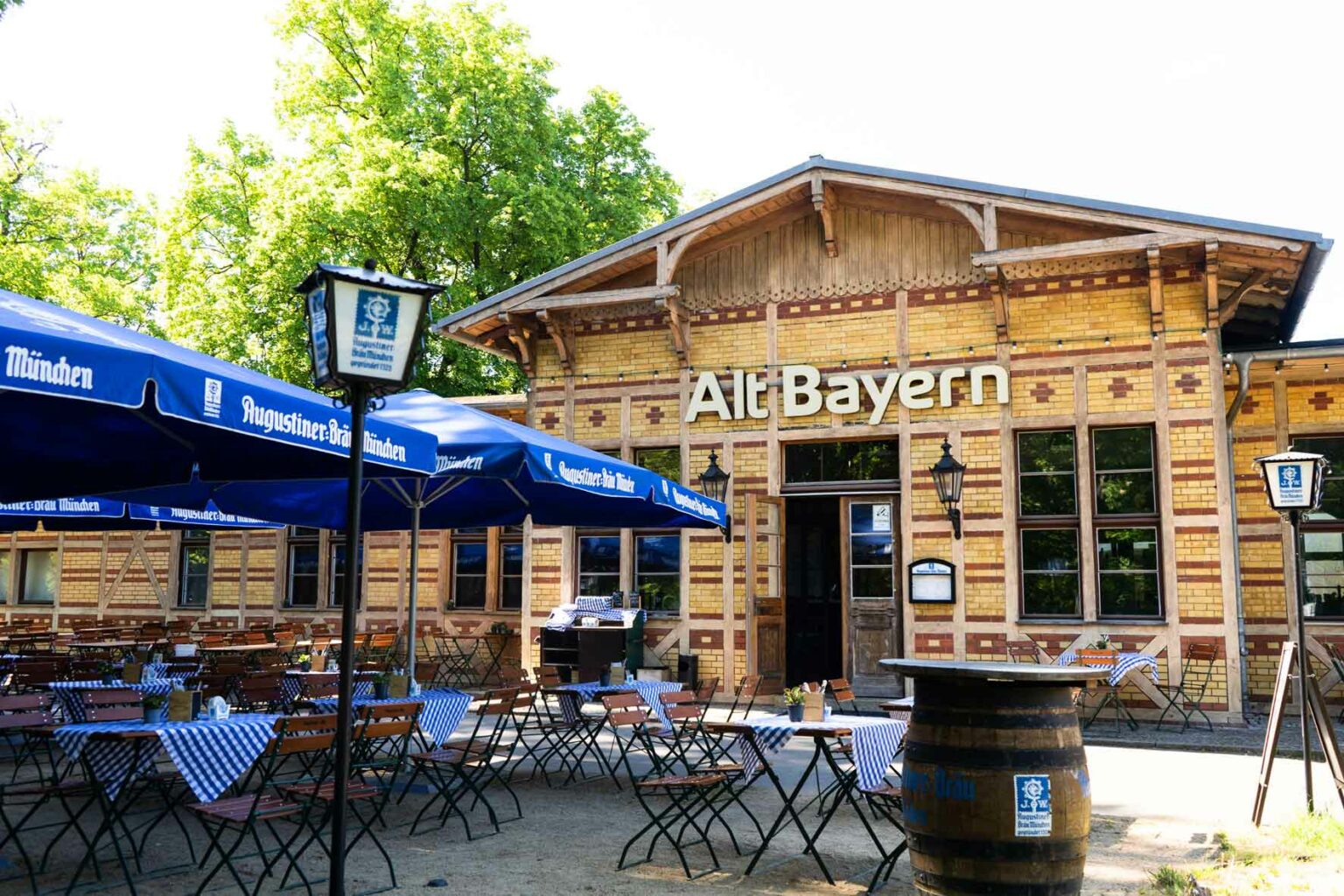 Außenansicht des historischen Gebäudes „AltBayern“ am Bürgerbahnhof Potsdam mit heller Fassade, großen Fenstern und Außengastronomie.