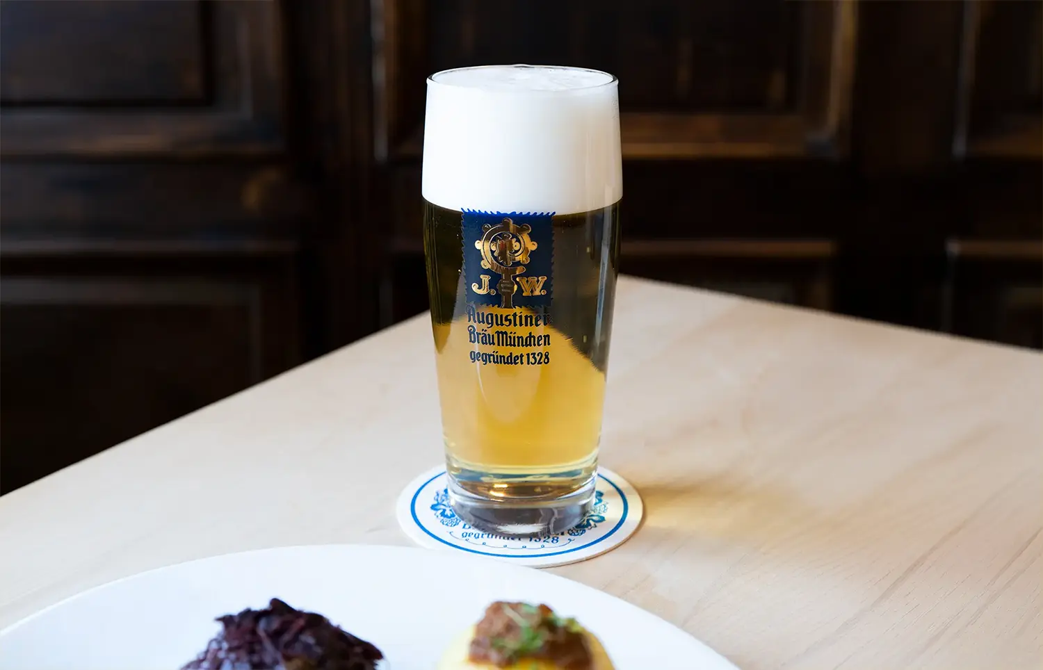 Frisch gezapftes Bier in einem Glas im Augustiner am Bürgerbahnhof.